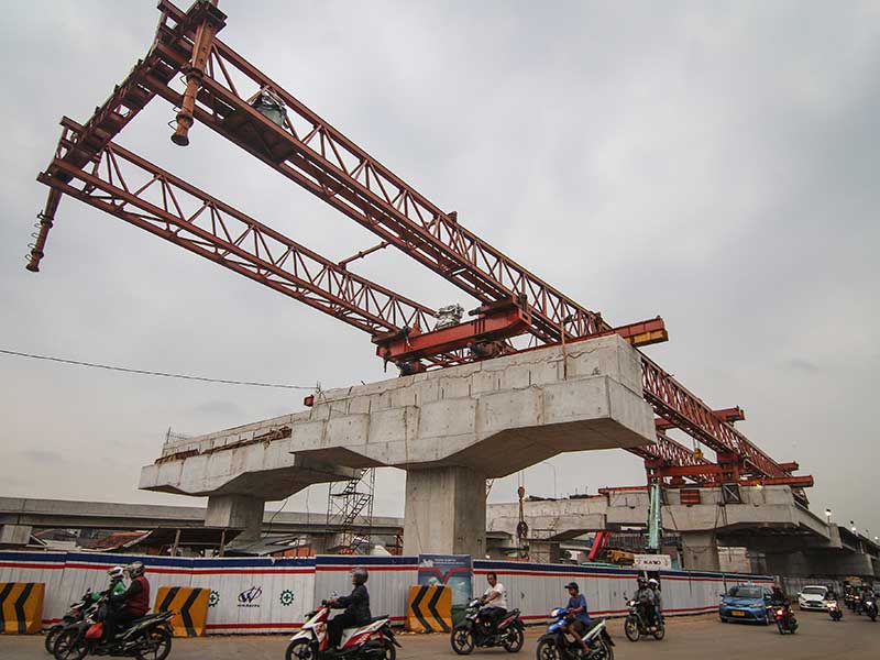 ejumlah kendaraan melintas di samping pembangunan proyek jalan tol Bekasi-Cawang-Kampung Melayu (Becakayu) Seksi 1A, Jakarta Timur, Jumat (2/3/2018)
