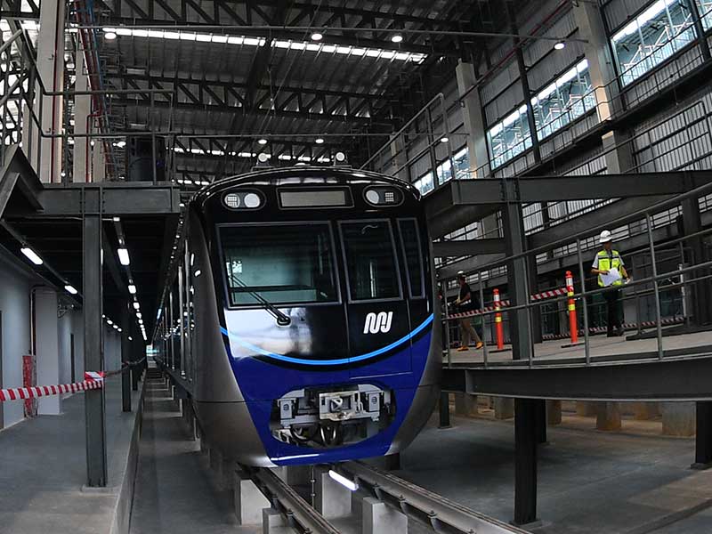 Pekerja berada di samping kepala kereta MRT di Depo MRT Lebak Bulus, Jakarta, Kamis (12/4/2018)