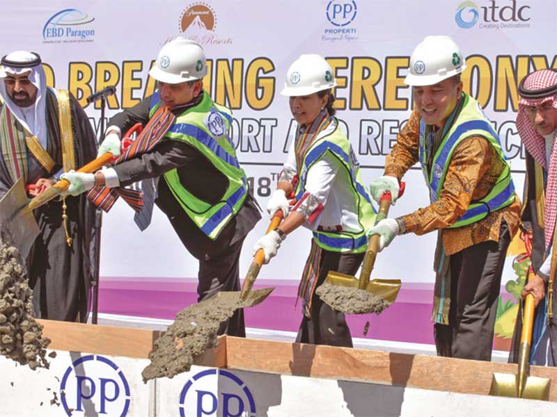 Menteri BUMN Rini Soemarno (tengah) bersama Direktur Utama Indonesia Tourism Development Corporation (ITDC) Abdulbar M Mansoer (kedua dari kanan) dan perwakilan investor meletakkan batu pertama pembangunan Paramount Hotel & Residences dengan investasi Rp1,