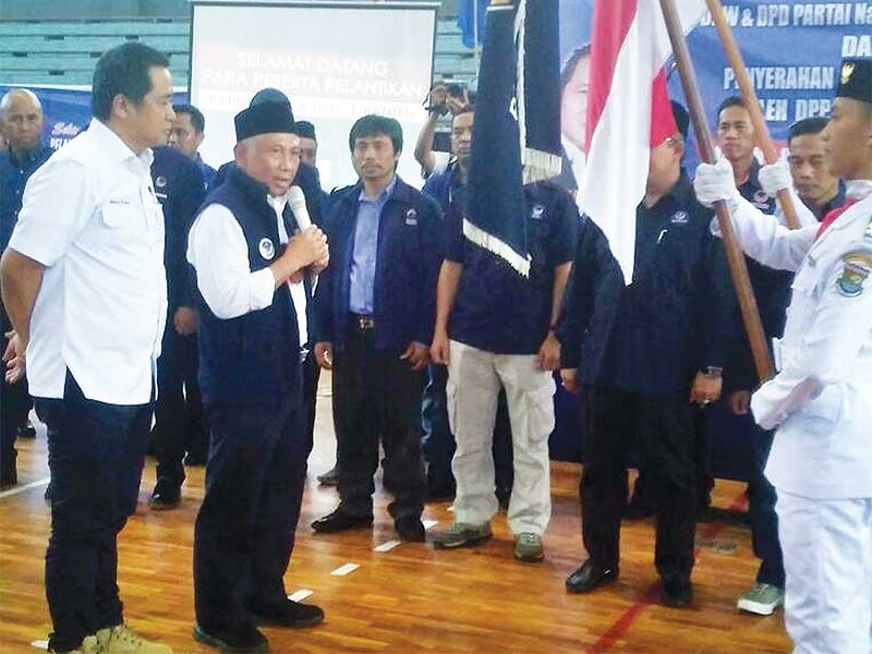 Ketua Badan Pemenangan Pemilu (Bappilu) DPP Partai NasDem Eff endy Choirie (kedua dari kiri) melantik tim Bappilu DPD/DPW NasDem se-Provinsi Banten didampingi Ketua Dewan Pimpinan Wilayah (DPW) Partai NasDem Provinsi Banten Wawan Iriawan (kiri), di GOR Dim