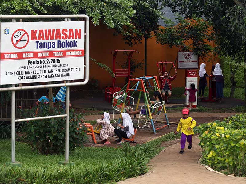 Warga memnfaatkan fasilitas di Ruang Publik Terpadu Ramah Anak (RPTRA) Cililitan, Jakarta Timur