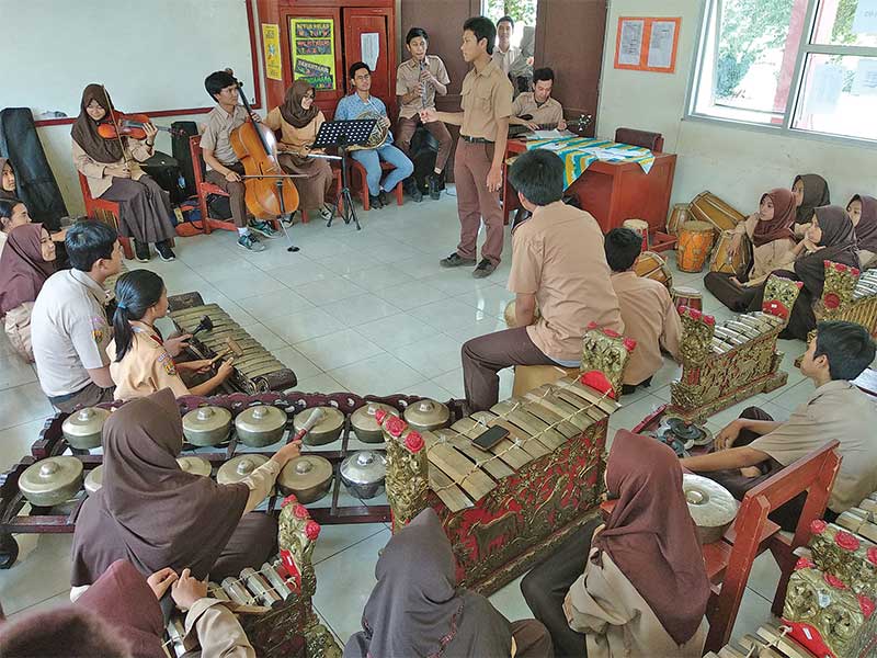 Siswa SMKN 2 Cibinong memadukan musik klasik dengan gamelan Jawa serta Bali. Sekolah ini menjadi penanda, pendidikan Indonesia memberikan ruang lebar untuk kreativitas.