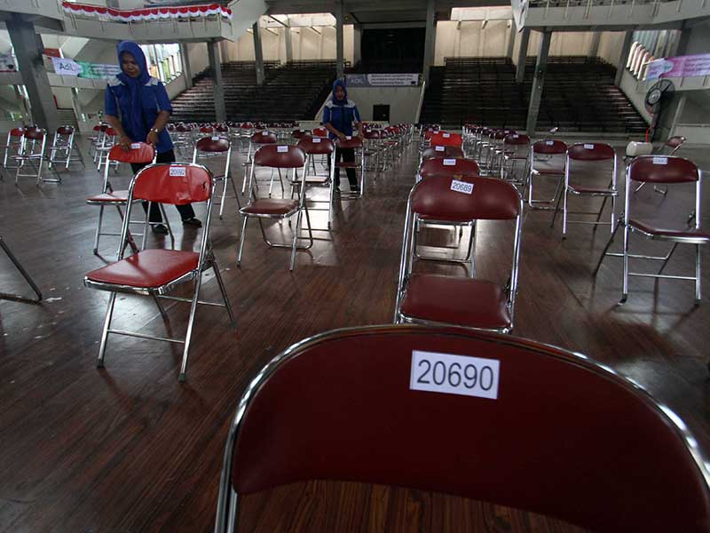 Petugas memasang daftar nomor peserta ujian Seleksi Bersama Masuk Perguruan Tinggi Negeri (SBMPTN) 2017 di Universitas Negeri Medan (Unimed), Medan, Sumatra Utara, Senin (15/5/2017). 