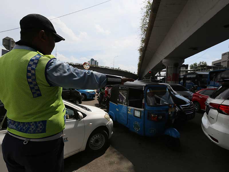 Kendaraan terjebak kemacetan saat rekayasa lalulintas pada uji coba lintas bawah atau underpass Matraman , Selasa (10/4/2018). 
