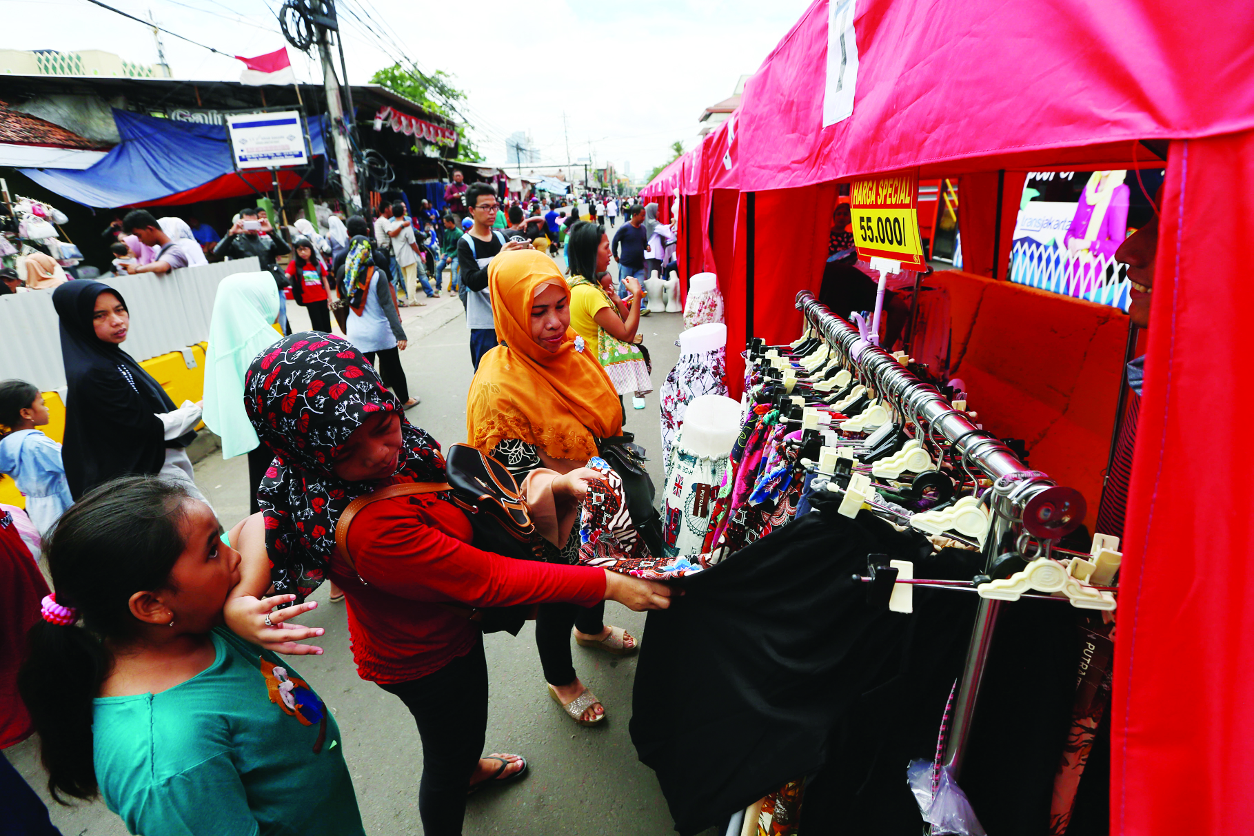 Pedagang kaki lima berjualan di tenda pada salah satu sisi Jalan Jati Baru Raya, Tanah Abang, Jakarta, Jumat (22/12).