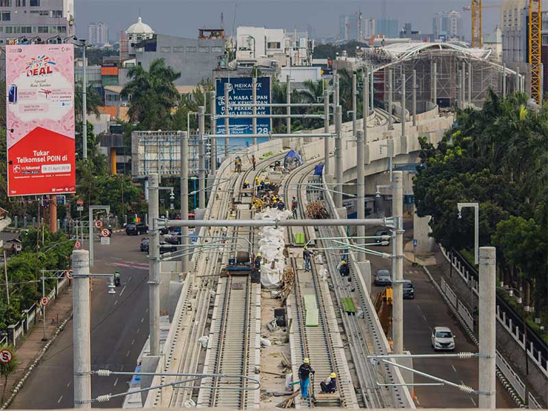 Pekerja menyelesaikan pemasangan rel kereta proyek mass rapid transit (MRT) di Jalan Sisingamangaraja, Jakarta