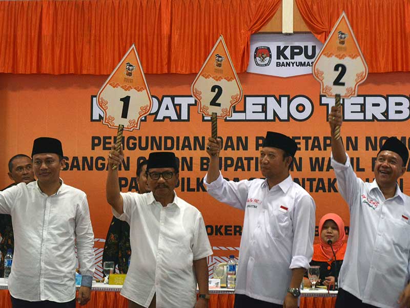 Pasangan peserta Pilkada Banyumas Mardjoko-Ifan Haryanto (nomor urut 1) dan Achmad Husein-Sadewo Tri Lastiono (nomor urut 2)