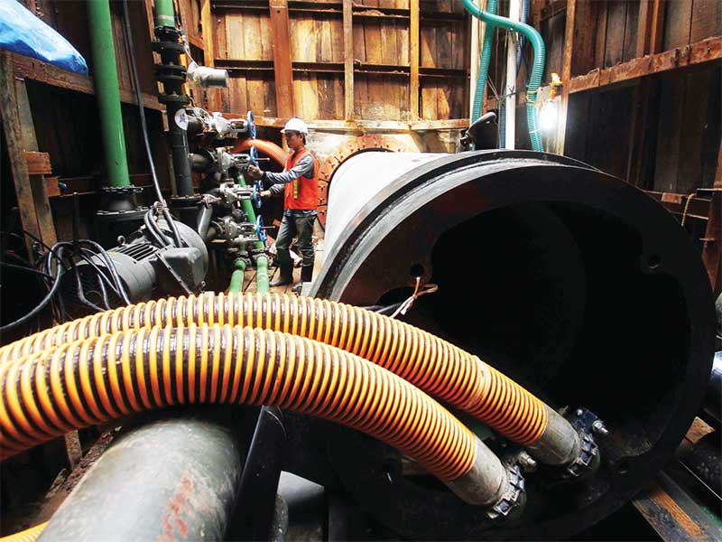 Petugas memeriksa mesin pipa air limbah yang dipasang di kawasan Senayan, Jakarta Pusat