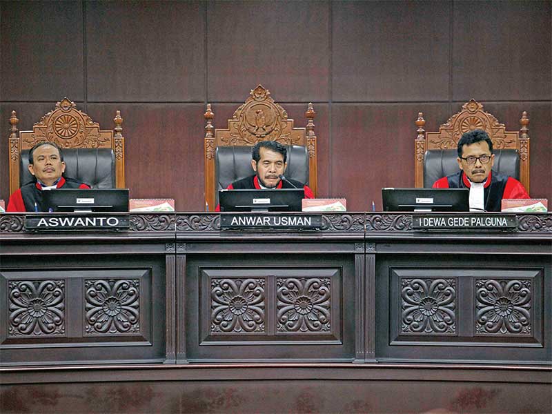 Ketua Mahkamah Konstitusi Anwar Usman (tengah) bersama majelis hakim memimpin sidang uji materi atas Undang-Undang Nomor 38 Tahun 2004 tentang Jalan di Gedung MK, Jakarta, Kamis (5/4/2018)