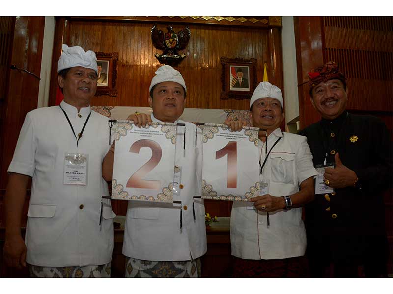 Calon Gubernur/Wagub Bali Ida Bagus Rai Dharmawijaya Mantra (kedua kiri)-Ketut Sudikerta (kiri) dan Wayan Koster (kedua kanan)-Tjokorda Oka Artha Ardana Sukawati (kanan) menunjukkan nomor urut masing-masing