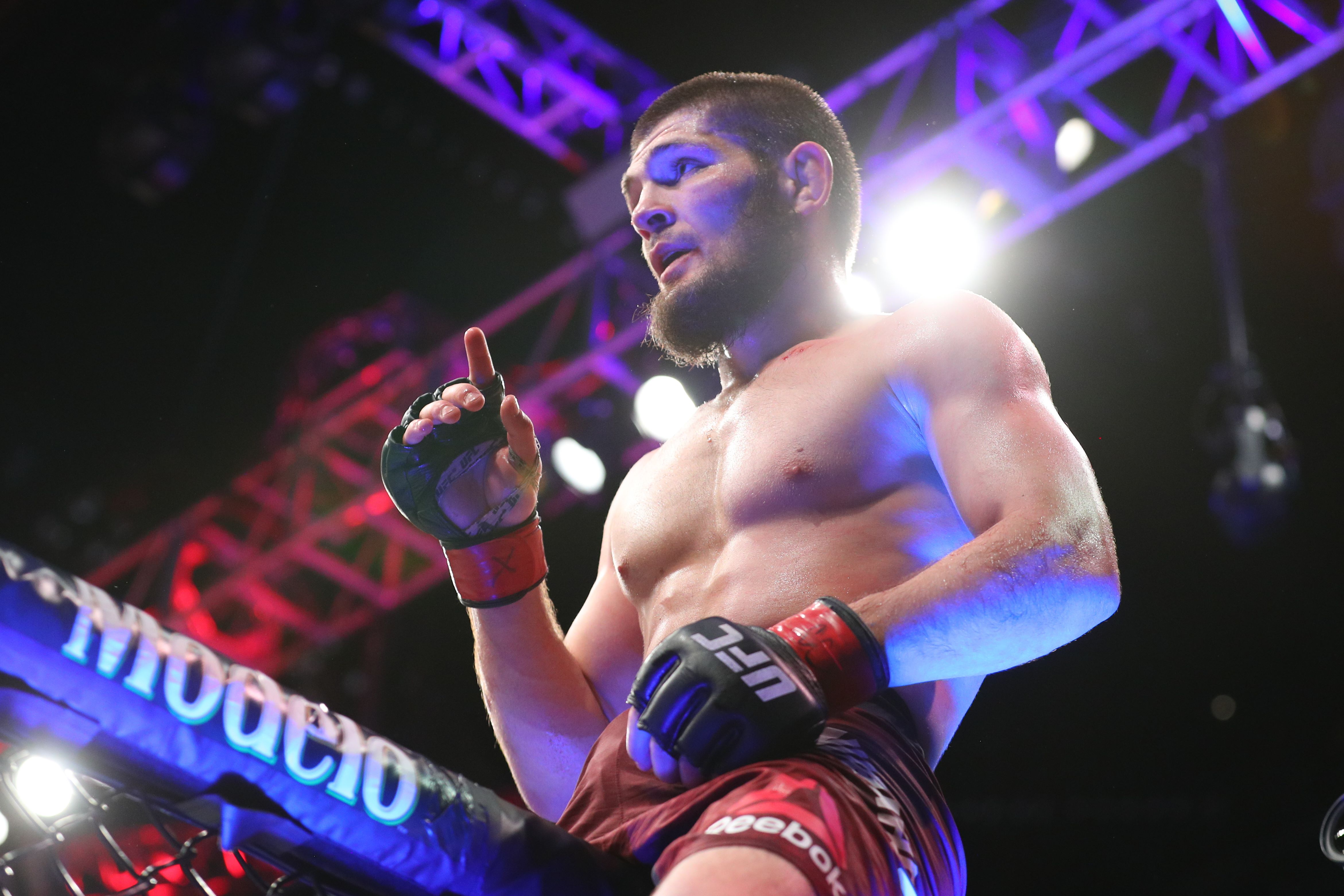 Khabib Rebut Gelar Kelas Ringan UFC
