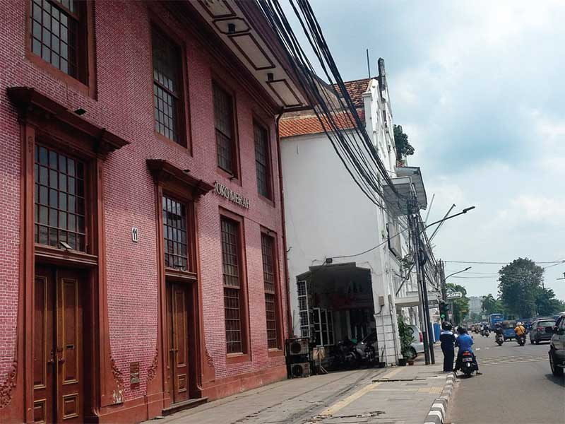 Suasana depan bangunan tua Toko Merah didominasi cat merah di Jalan Kali Besar Barat, Kelurahan Roa Malaka, kawasan Kota Tua, Jakarta Barat, Rabu (4/4/2018)