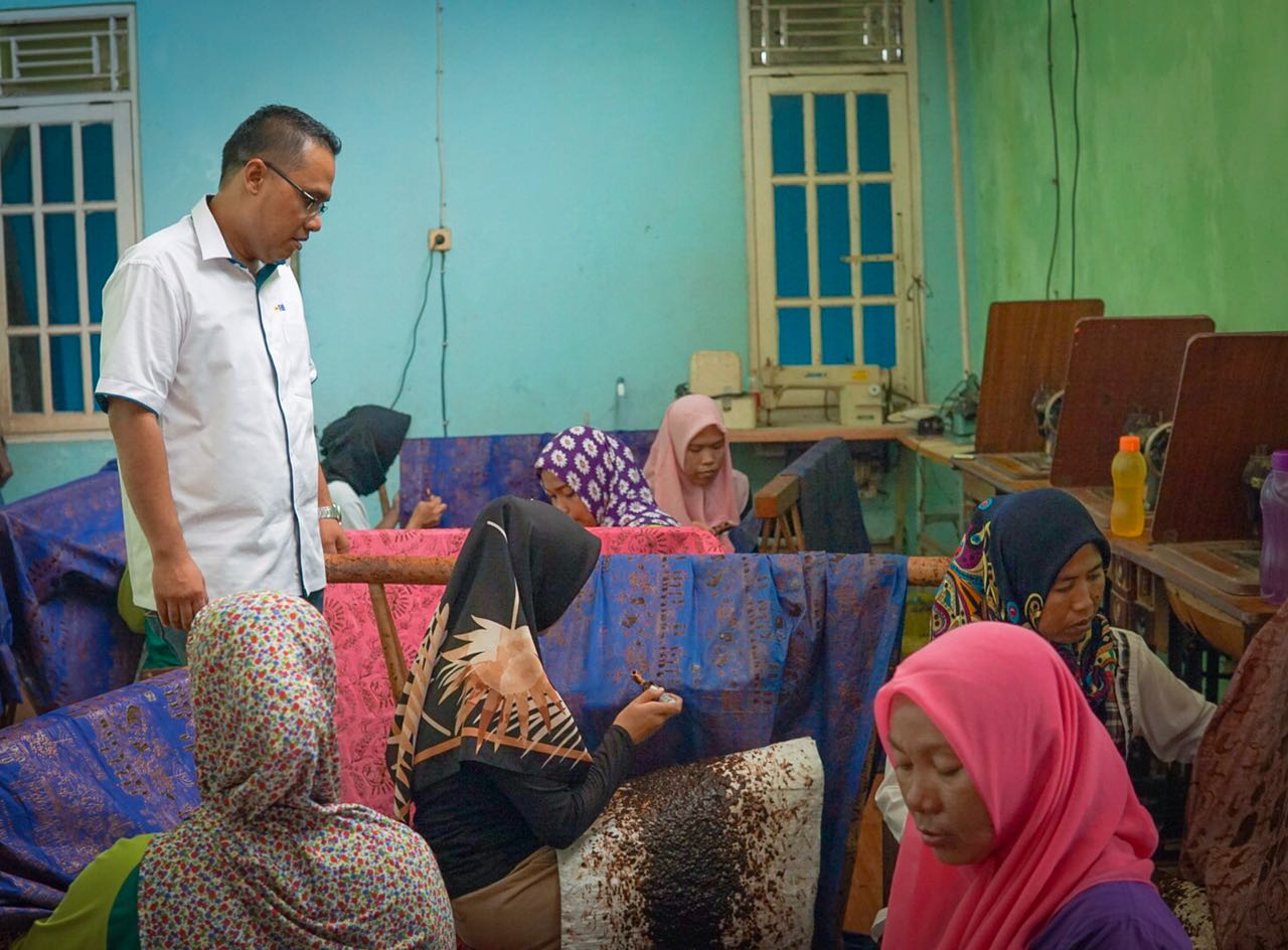 Defy Indiyanto Budiarto melihat produksi batik Betawi di kampung Batik Betawi binaan PT Pembangkitan Jawa Bali (PJB) đi Desa Segara Jaya, Kecamatan Tarumajaya, Kabupaten Bekasi, Jawa Barat.