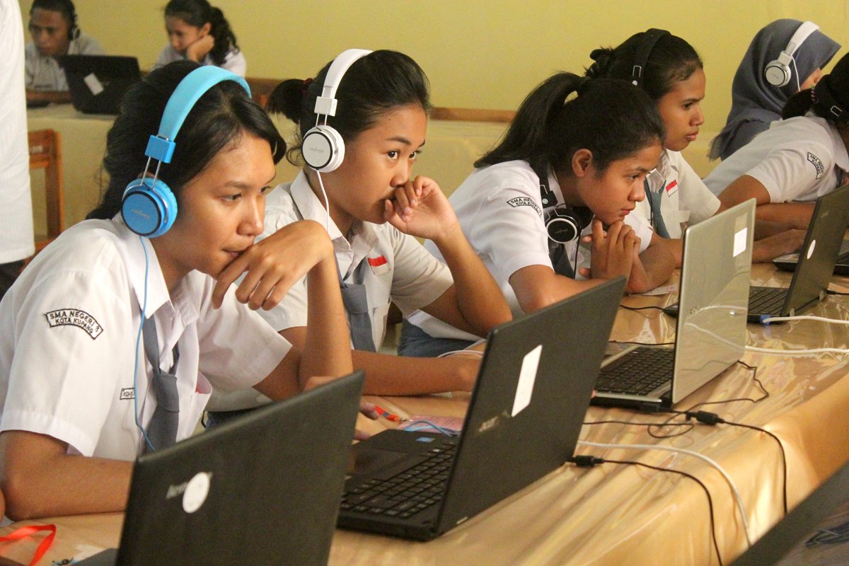 Siswa mengikuti ujian nasional berbasis komputer (UNBK) mata pelajaran Bahasa Inggris di SMA Negeri 3 Kota Kupang, Nusa Tenggara Timur, Rabu (11/4).