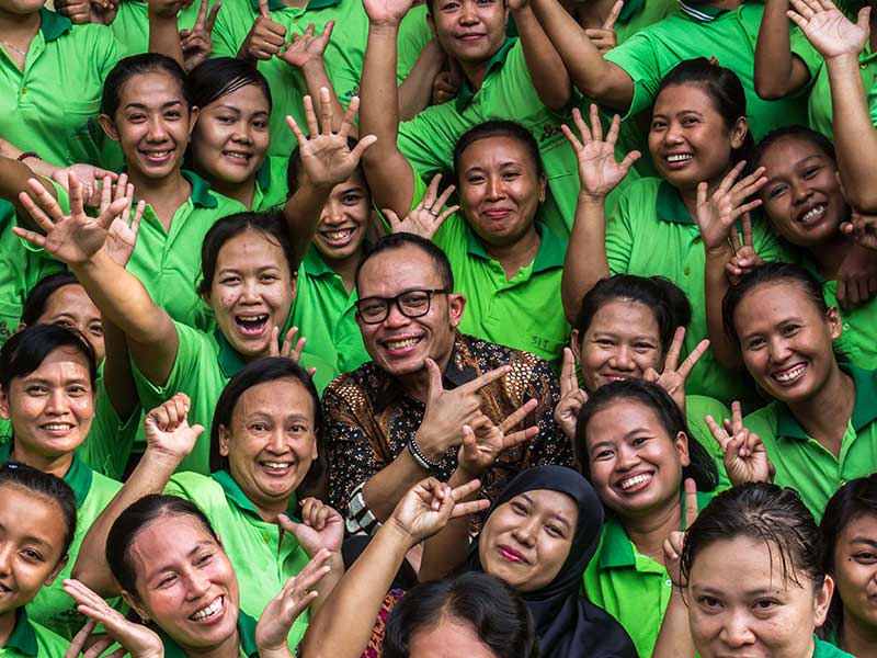 Menteri Ketenagakerjaan Hanif Dhakiri (tengah) berfoto bersama sejumlah pekerja wanita sektor nonformal di Semarang, Jawa Tengah, Jumat (20/4/2018).