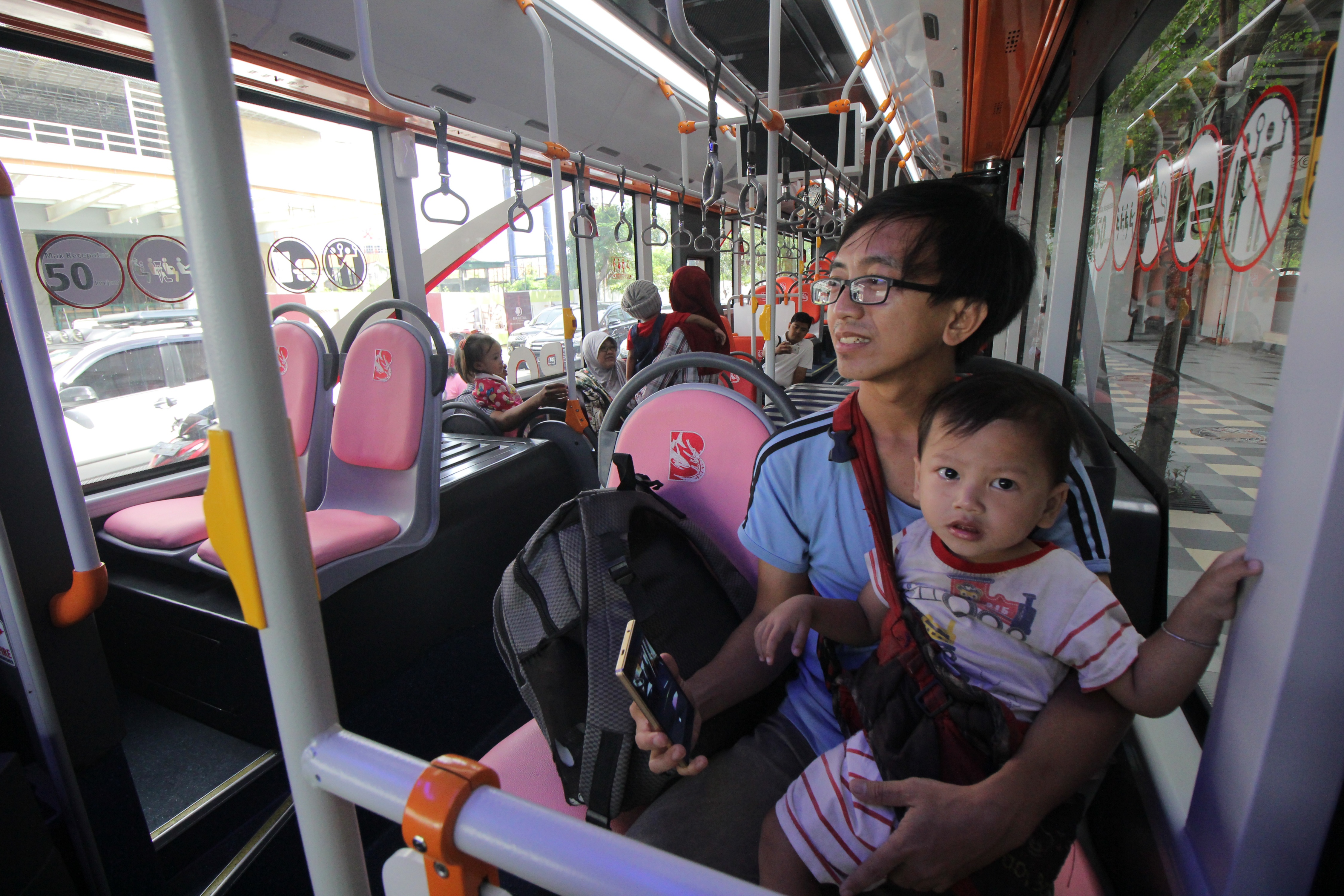 Naik Suroboyo Bus Berbayar Sampah Plastik