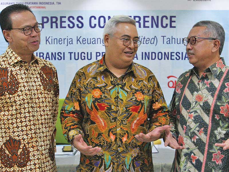 Presiden Direktur PT Asuransi Tugu Pratama Indonesia Tbk (ATPI) Indra Baruna (tengah) berbincang dengan Direktur Pemasaran Migas Sigit Suciptoyono dan Direktur Keuangan & Jasa Korporat Muhammad Syahid saat laporan kinerja keuangan tahun 2017 di Jakarta, Ka