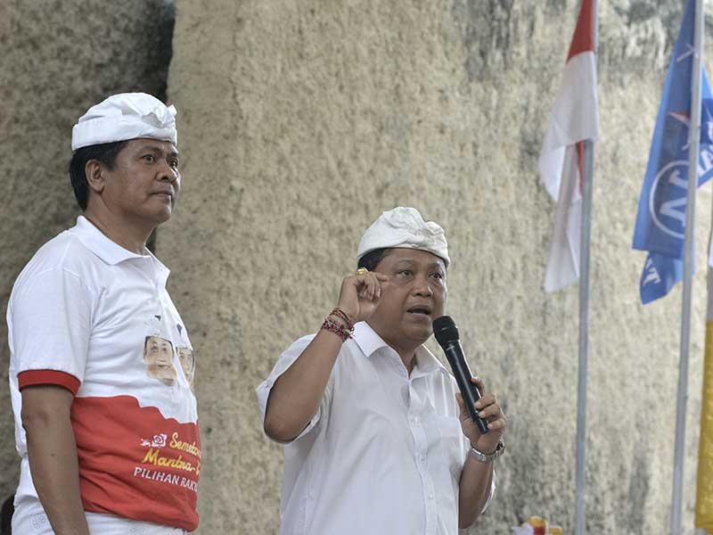 alon Gubernur Bali Ida Bagus Rai Dharmawijaya Mantra (kanan) dan Calon Wakil Gubernur Bali Ketut Sudikerta 