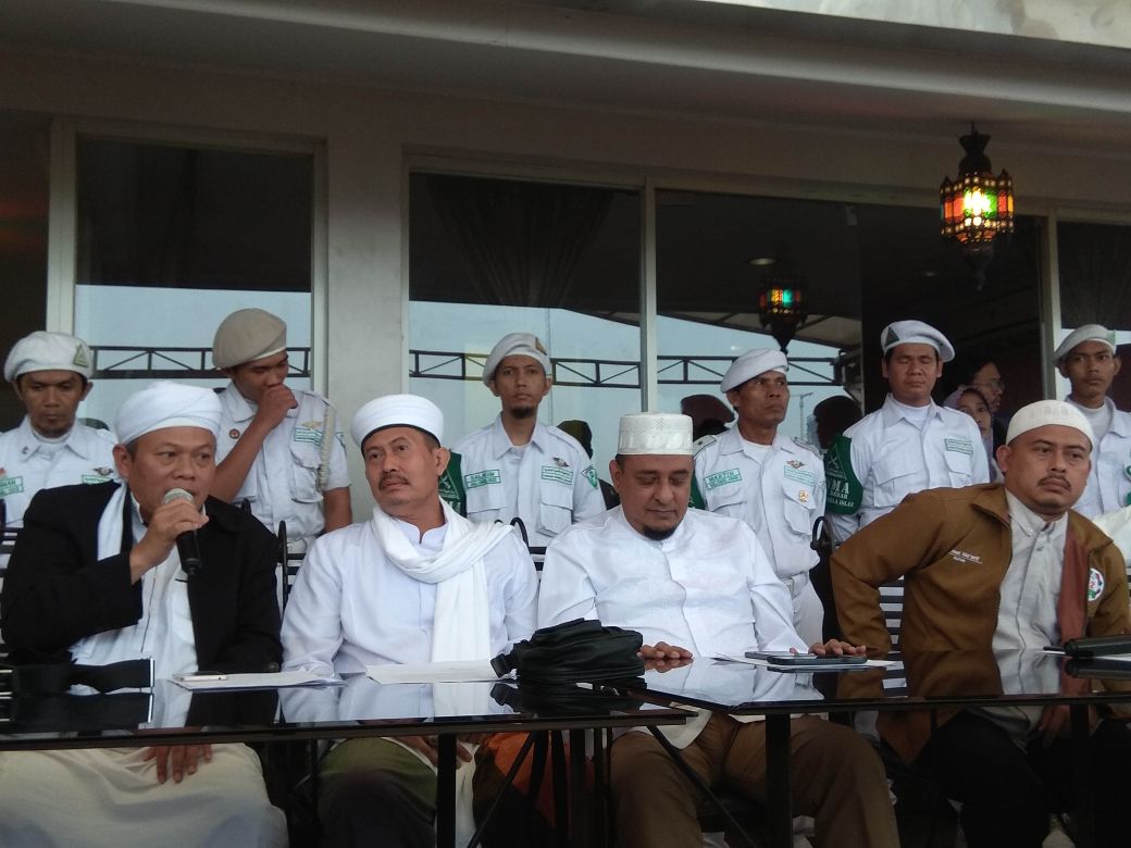 Dari kiri: Sekjen Tim 11 Alumni 212 Muhammad al Khaththath, Misbahul Anam (ketua), Yusuf Muhammad Martak (anggota), Slamet Maarif (anggota) dalam konferensi pers di Tebet Rabu (25/4).