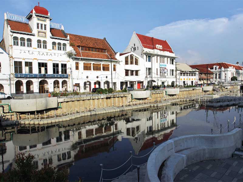 Keindahan lanskap bangunan tua yang berdampingan dengan taman Kali Besar kawasan Kota Tua, Jakarta