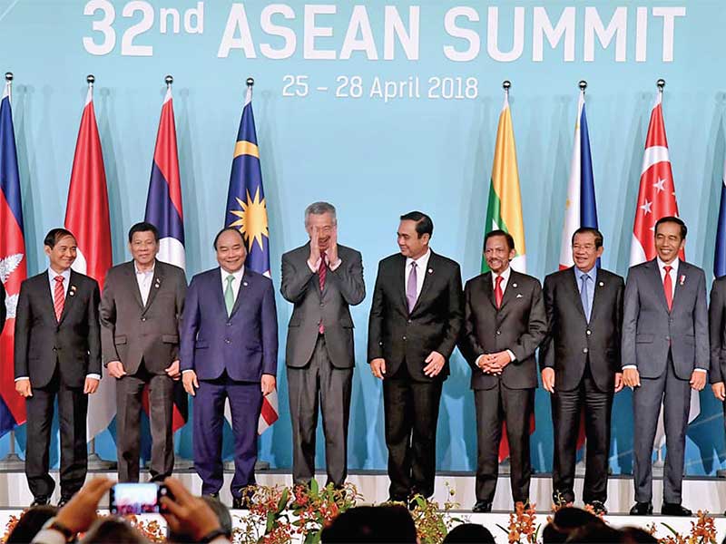 Presiden Joko Widodo (kedua dari kanan) bersama sembilan pemimpin negara ASEAN lainnya mengikuti sesi foto dalam pembukaan Konferensi Tingkat Tinggi (KTT) ke-32 ASEAN di Singapura, kemarin. Dalam pertemuan itu Presiden Jokowi mengusulkan tiga upaya bagi AS