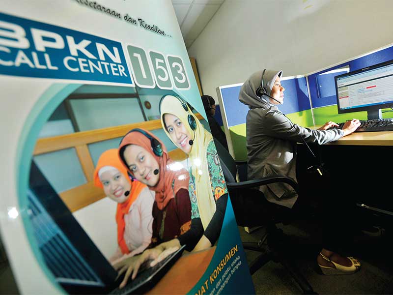Operator merespons telepon dari konsumen di pusat layanan pengaduan konsumen BPKN-Kemendag, Jakarta. 