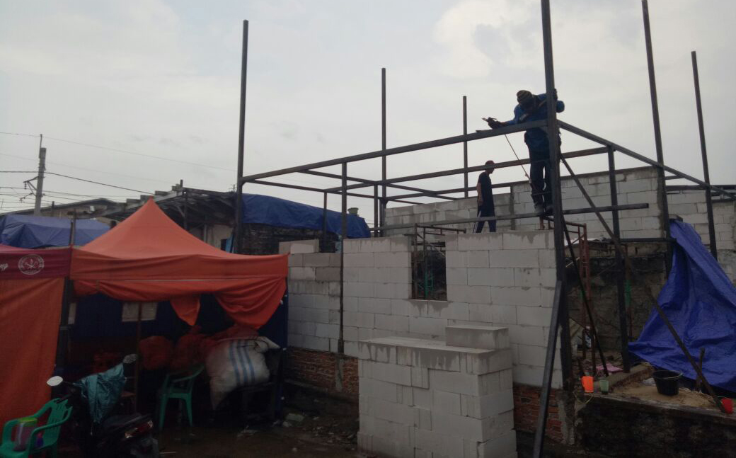 Warga kembali mendirikan rumah di lahan bekas kebakaran di RW 05, Taman Kota, Kembangan, Jakarta Barat, pada Rabu (18/4)