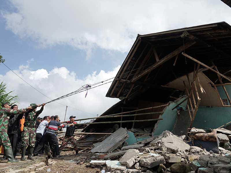  Petugas gabungan bersama relawan membersihkan puing bangunan yang berbahaya, akibat gempa tektonik dangkal dengan kekuatan 4,4 SR pada kedalaman 4 Kilometer, di Desa Kertosari, Kalibening, Banjarnegara, Jateng, Kamis (19/4/2018). 