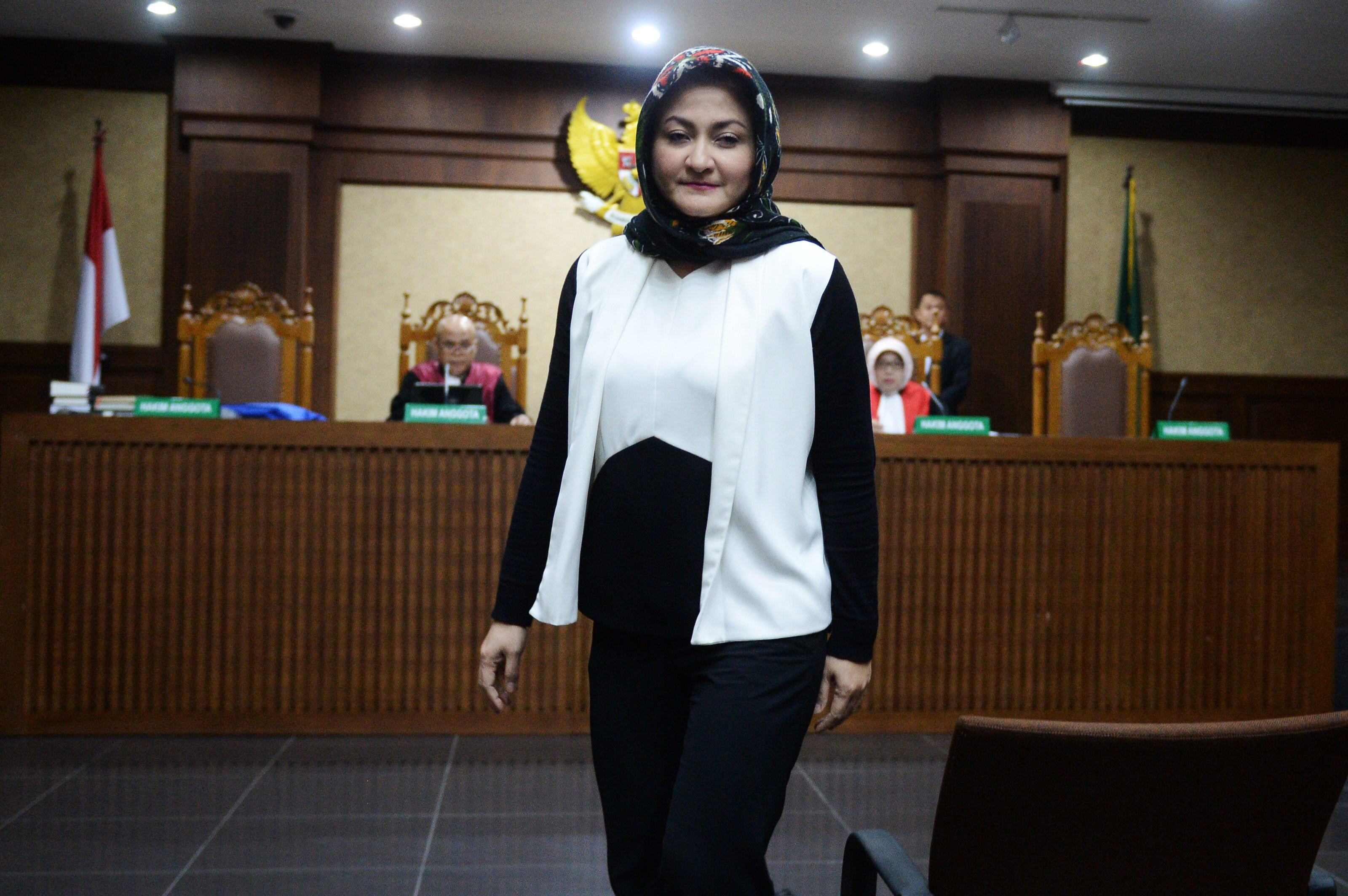  Istri mantan Ketua DPR Setya Novanto, Deisti Astriani Tagor, meninggalkan ruangan usai disumpah sebagai saksi dalam sidang lanjutan kasus merintangi penyidikan korupsi KTP elektronik dengan terdakwa Bimanesh Sutarjo di Pengadilan Tipikor, Jakarta, Senin (