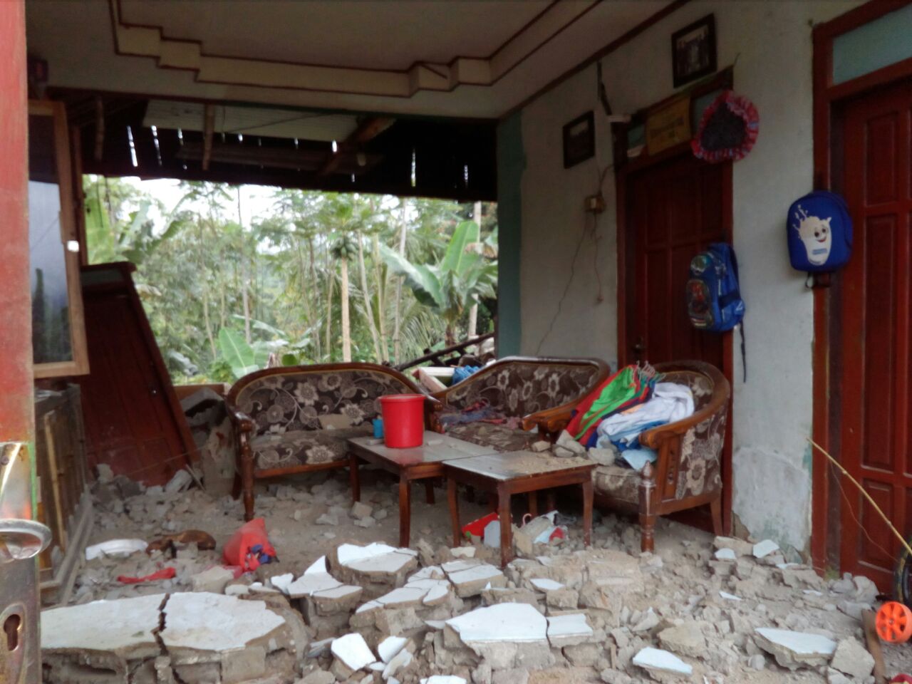 Rumah hancur akibat gempa dengan kekuatan 4,4 Skala Ricter (SR) yang mengguncang wilayah pegunungan di utara Banjarnegara, Rabu (18/4) siang.