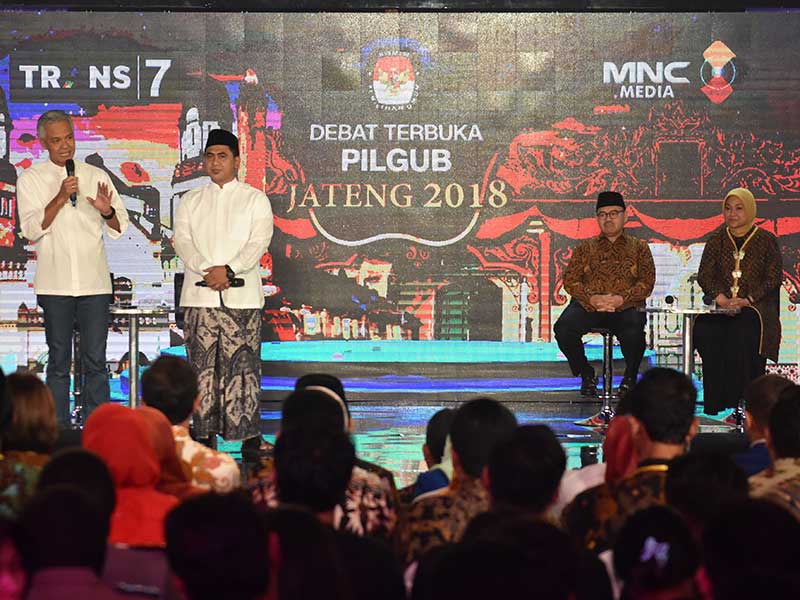 (Dari kiri) pasangan calon Gubernur dan Wakil Gubernur Jawa Tengah nomor urut satu Ganjar Pranowo-Taj Yasin dan pasangan nomor urut dua Sudirman Said-Ida Fauzia mengikuti Debat Terbuka Pilkada Jawa Tengah di Semarang, Jawa Tengah, Jumat (20/4/2018)