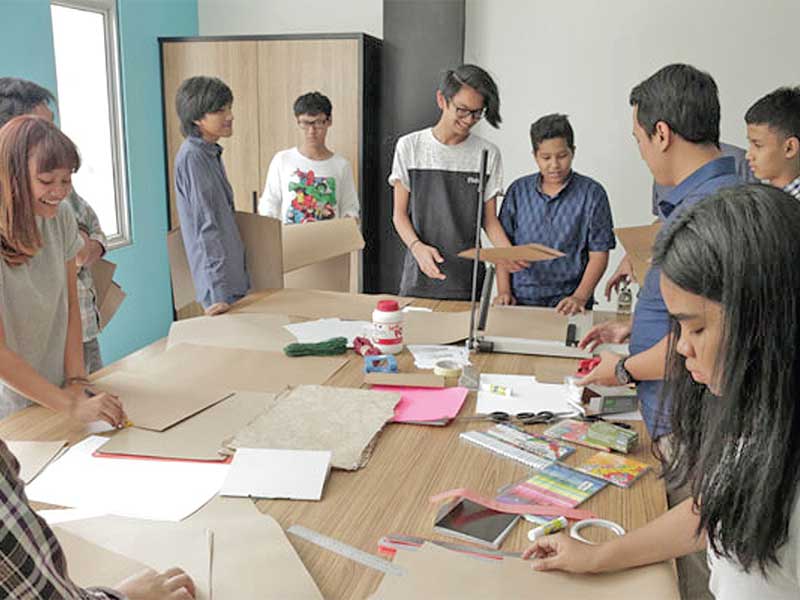 Siswa SMA Hellomotion, Ciputat, Banten dilatih untuk bertukar ide dengan kawan-kawannya hingga berjumpa pakar dan praktisi dalam program Meet The Master.