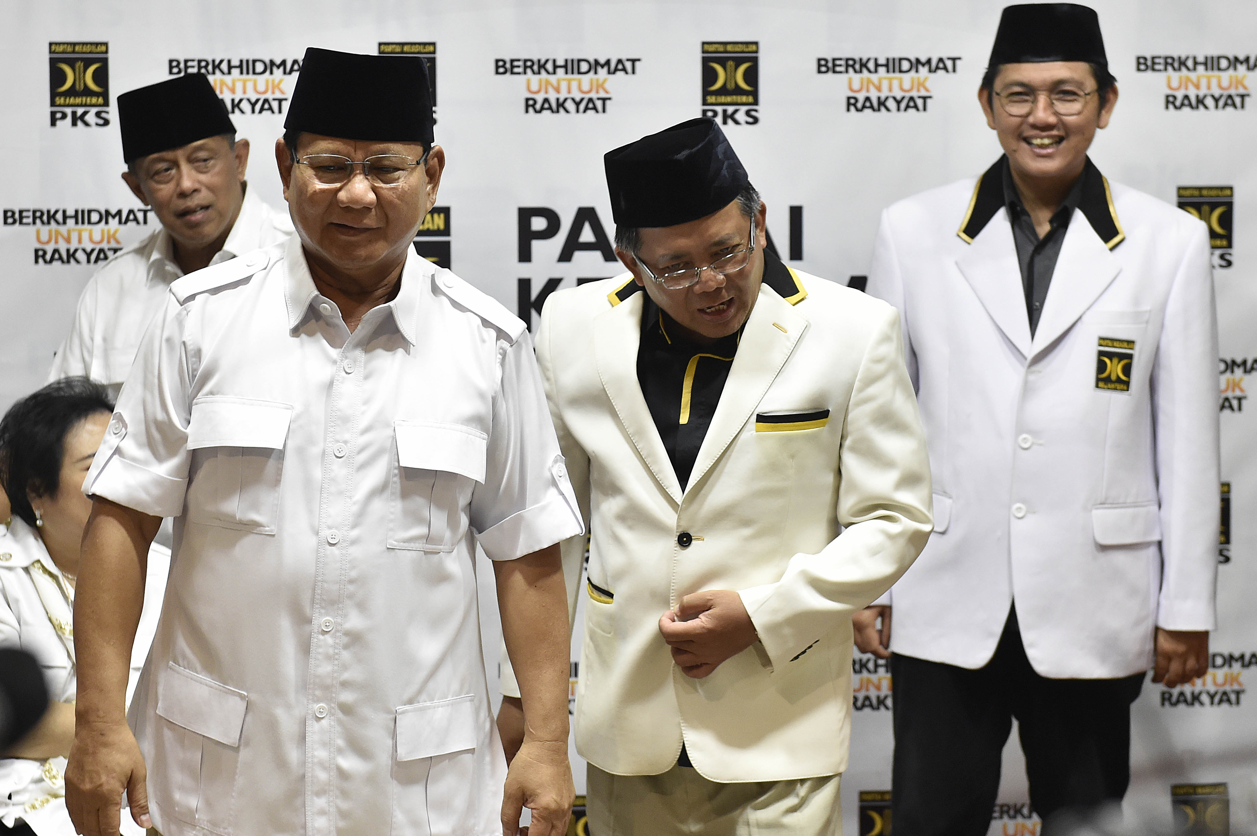 Presiden Partai Keadilan Sejahtera Sohibul Iman (kedua kanan) bersama Ketua Umum Partai Gerindra Prabowo Subianto (ketiga kiri), Sekjen PKS Mustafa Kamal (kanan), politisi Rachmawati Soekarnoputri (kiri) dan mantan Panglima TNI Jenderal (Purn) Djoko Santos