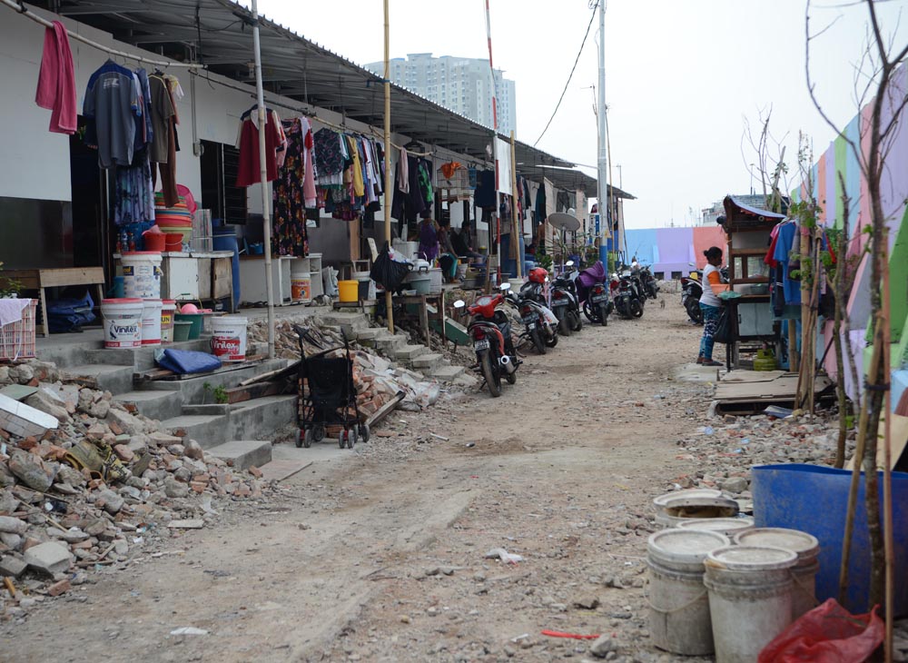 Warga Kampung Akuarium bersantai dan melakukan aktifitas pada shelter yang dibangun Pemprov DKI Jakarta di di Kampung Akuarium, Penjaringan, Jakarta Utara, Minggu (15/4)