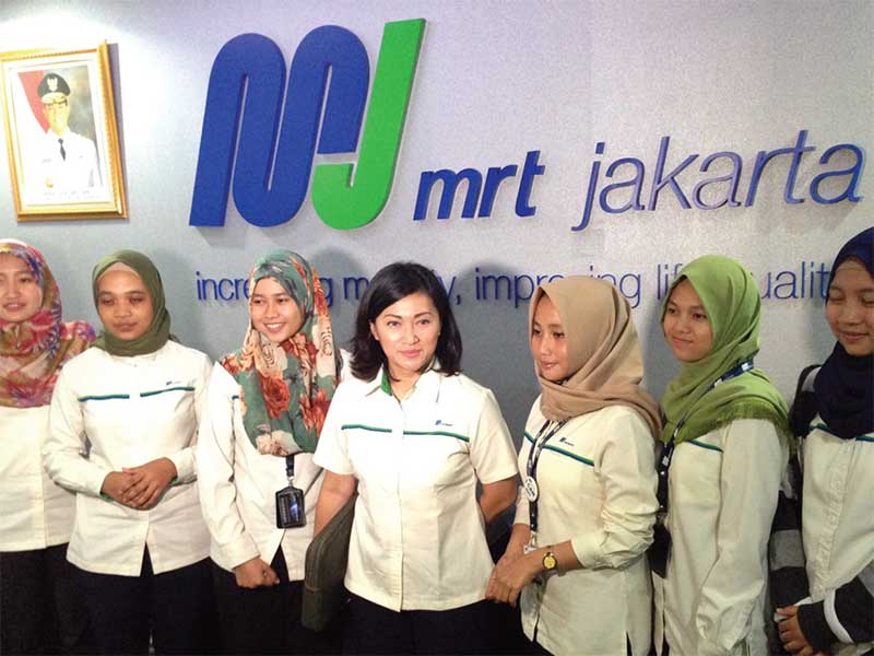 MRT: Enam perempuan calon masinis moda raya terpadu (MRT) berfoto bersama di Kantor Mass Rapid Transit (MRT) Jakarta di Jakarta, Rabu (18/4/2018)