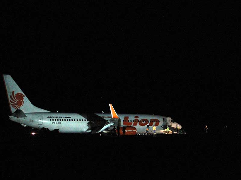 : Kondisi pesawat Lion Air yang tergelincir di landasan pacu Bandara Djalaludin, di Kabupaten Gorontalo, Gorontalo, Minggu (29/4/2018) malam