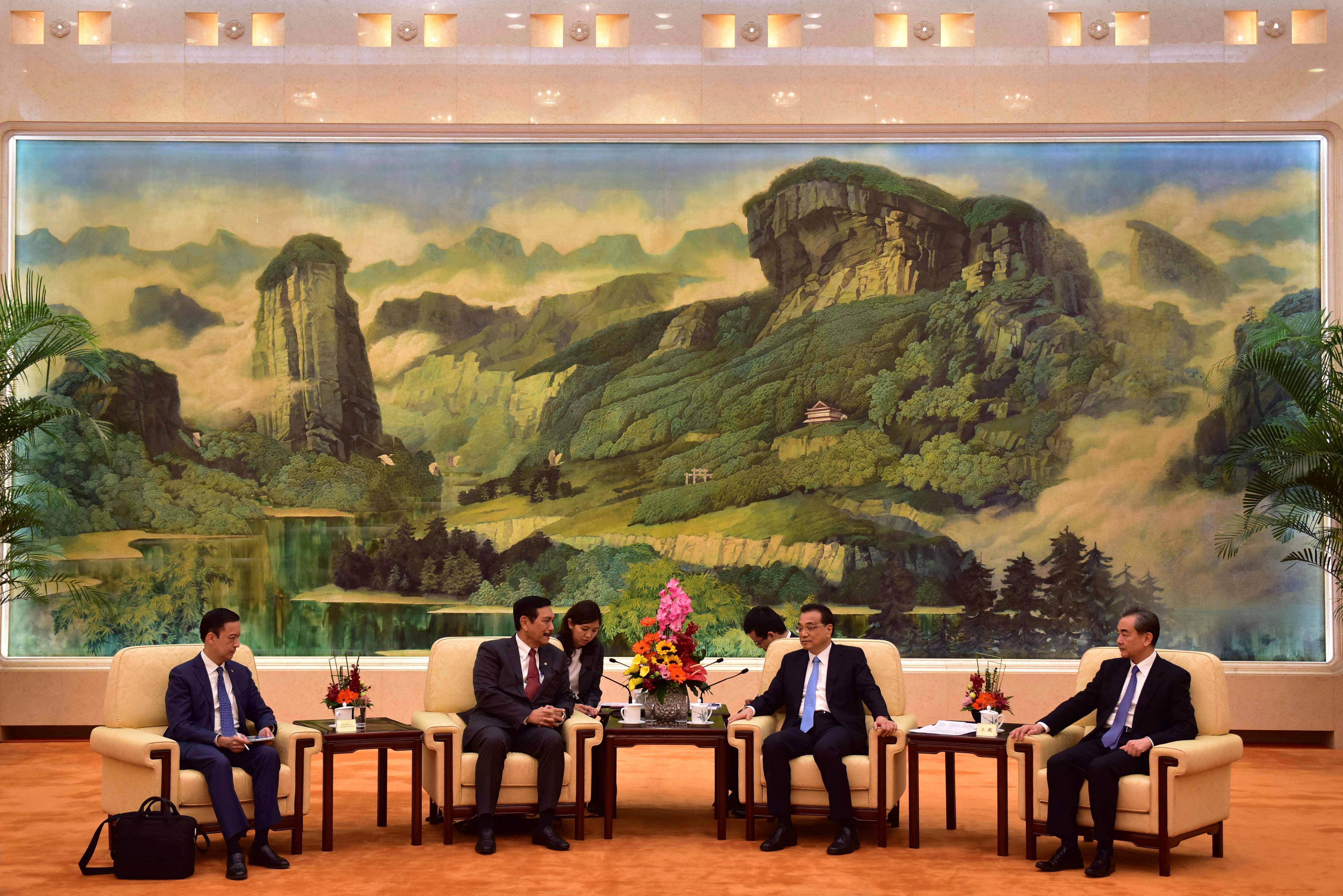 Menko Bidang Kemaritiman Luhut Pandjaitan (tengah) mendengarkan Perdana Menteri Tiongkok Li Keqiang (tengah) dalam pertemuan di Aula Besar Rakyat Tiongkok, di Beijing, Kamis (12/4).