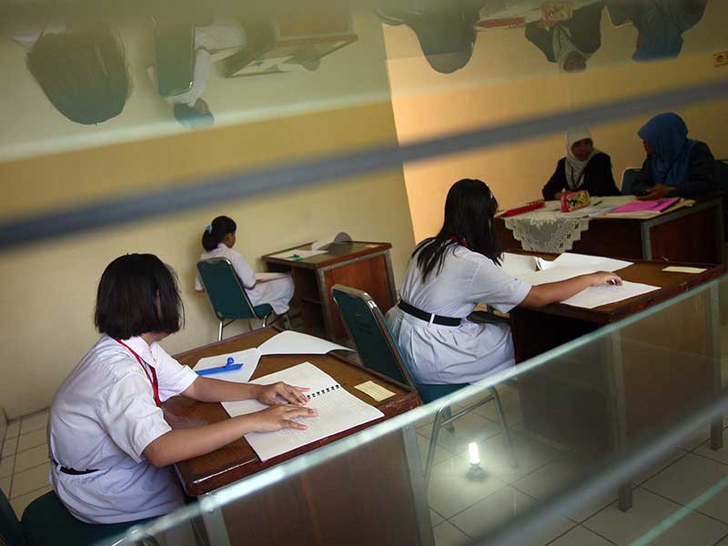  Siswa mengerjakan soal huruf braille saat mengikuti Ujian Nasional SDLB Tuna Netra di SLB - A Pembina Tingkat Nasional, Lebak Bulus, Jakarta Selatan