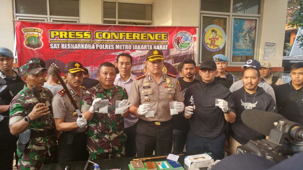Kapolres Metro Jakarta Barat, Kombes Hengki Haryadi (ketiga dari kanan) menunjukan barang bukti narkoba usai menggerebek Kampung Ambon, Cengkareng Jakarta Barat, Kamis (26/4).