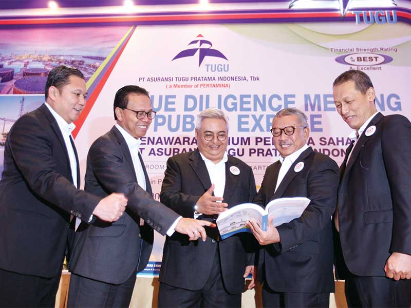 Presiden Direktur PT Asuransi Tugu Pratama Indonesia Tbk (ATPI) Indra Baruna (tengah) berbincang dengan (dari kiri) Direktur Teknik Andy Samuel, Direktur Pemasaran Migas Sigit Suciptoyono, Direktur Keuangan & Jasa Korporat Muhammad Syahid, dan Direktur Pem