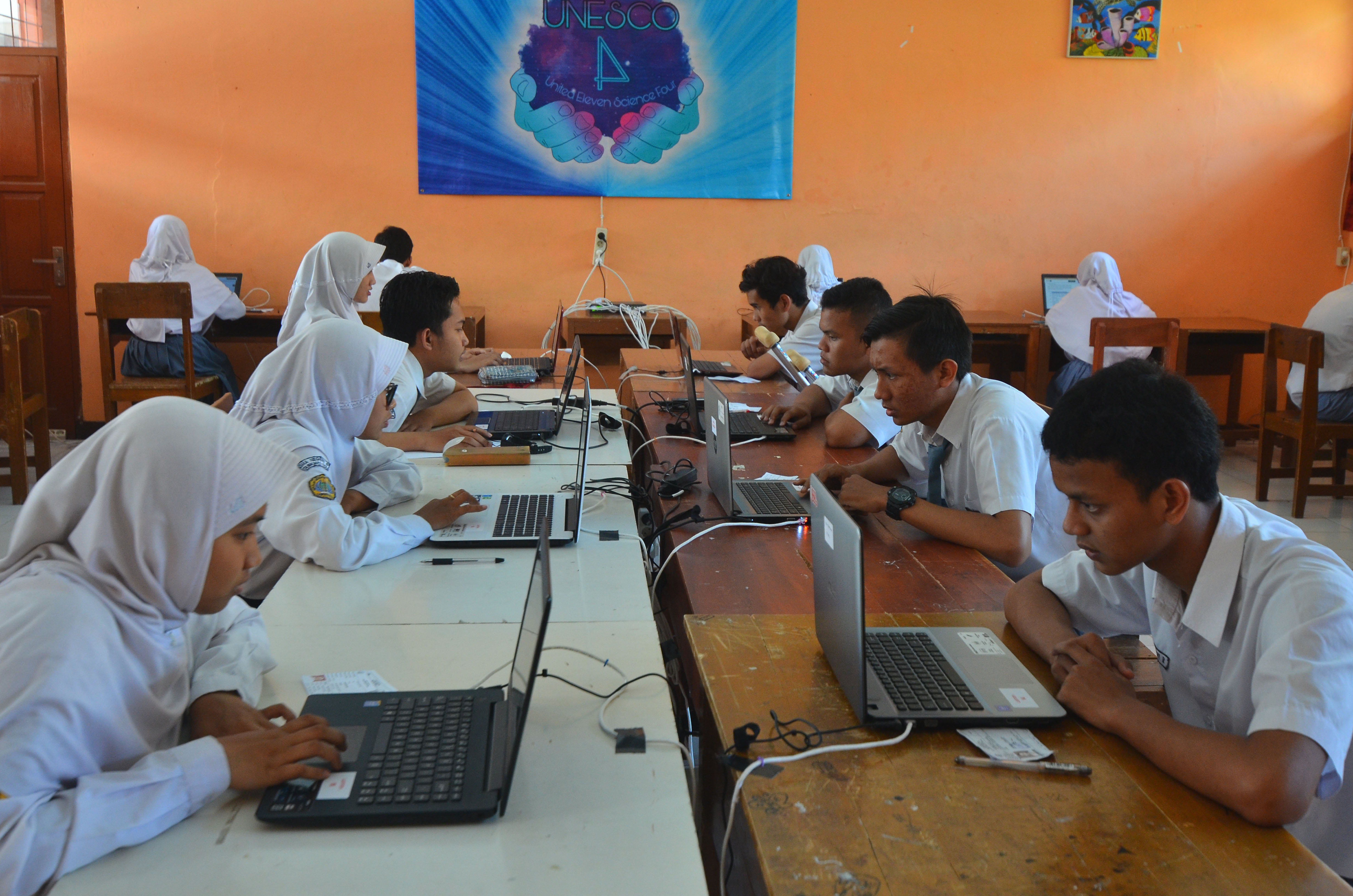  Sejumlah siswa mengikuti Ujian Nasional Berbasis Komputer (UNBK) menggunakan laptop pinjaman dari siswa dan guru di SMA Negeri 6 Kota Tasikmalaya, Jawa Barat, Senin (9/4).