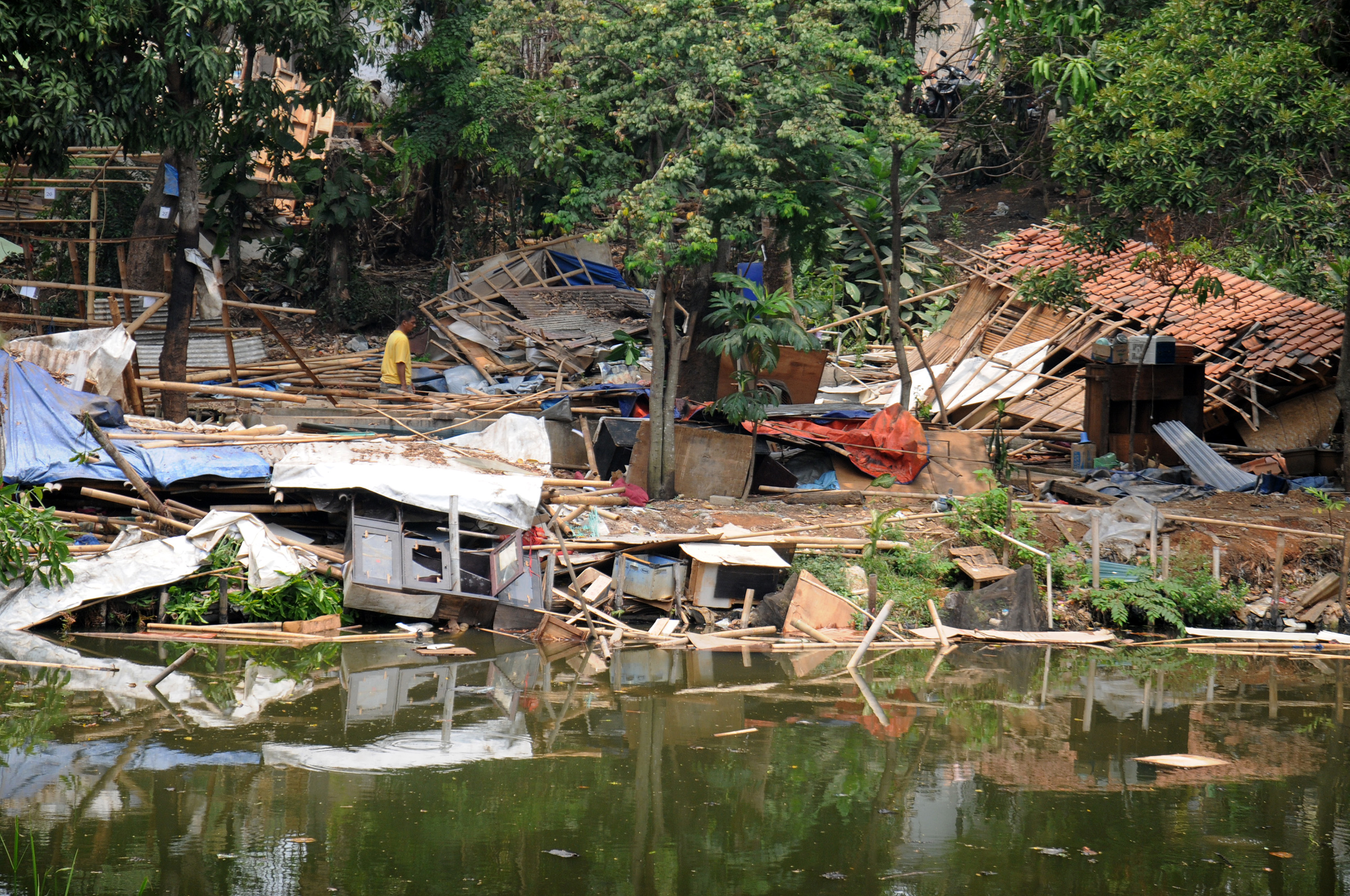Warga mengambil barang yang masih berguna saat dilakukan penertiban puluhan bangunan liar tak berizin oleh petugas Satpol PP Kota Depok di sekitar kawasan Lembah Mawar, Pancoran Mas, Depok, Jawa Barat, Kamis (29/10)