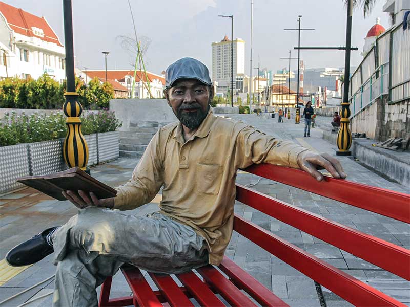 Patung dipasang di bangku taman Kali Besar kawasan Kota Tua, Jakarta