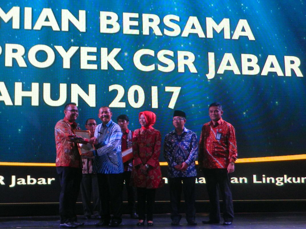 Sekretaris Daerah (Sekda) Jabar Iwa Karniwa menyerahkan piagam Mitra Pembangunan kepada Komisaris PT PJB Devy Indiyanto Budiarto dalam acara Pembukaan Peresmian Bersama Proyek-Proyek CSR Jawa Barat Tahun 2017 di Hotel Intercontinental Bandung, Selasa (17/4