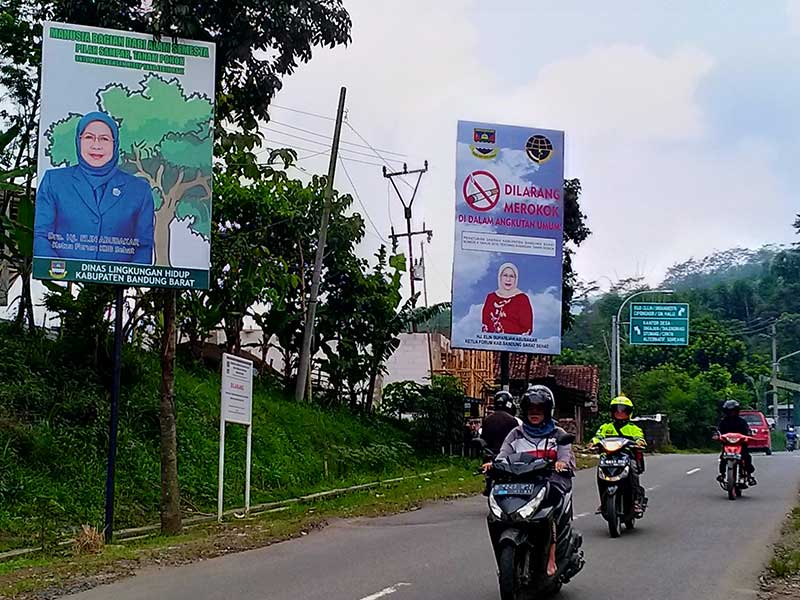 Sejumlah iklan layanan masyarakat bergambar foto salah satu calon bupati terpasang di sepanjang Jalan Raya Cihampelas-Cililin, Bandung Barat, Jawa Barat, pekan lalu.