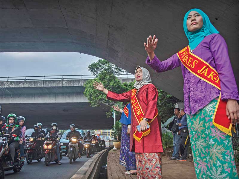 Sejumlah personel Polisi Wanita (Polwan) Polres Metro Jakarta Timur yang mengenakan pakaian kebaya, mengatur arus lalu lintas di Jalan Otista Raya, Jatinegara, Jakarta, Jumat (20/4/2018)