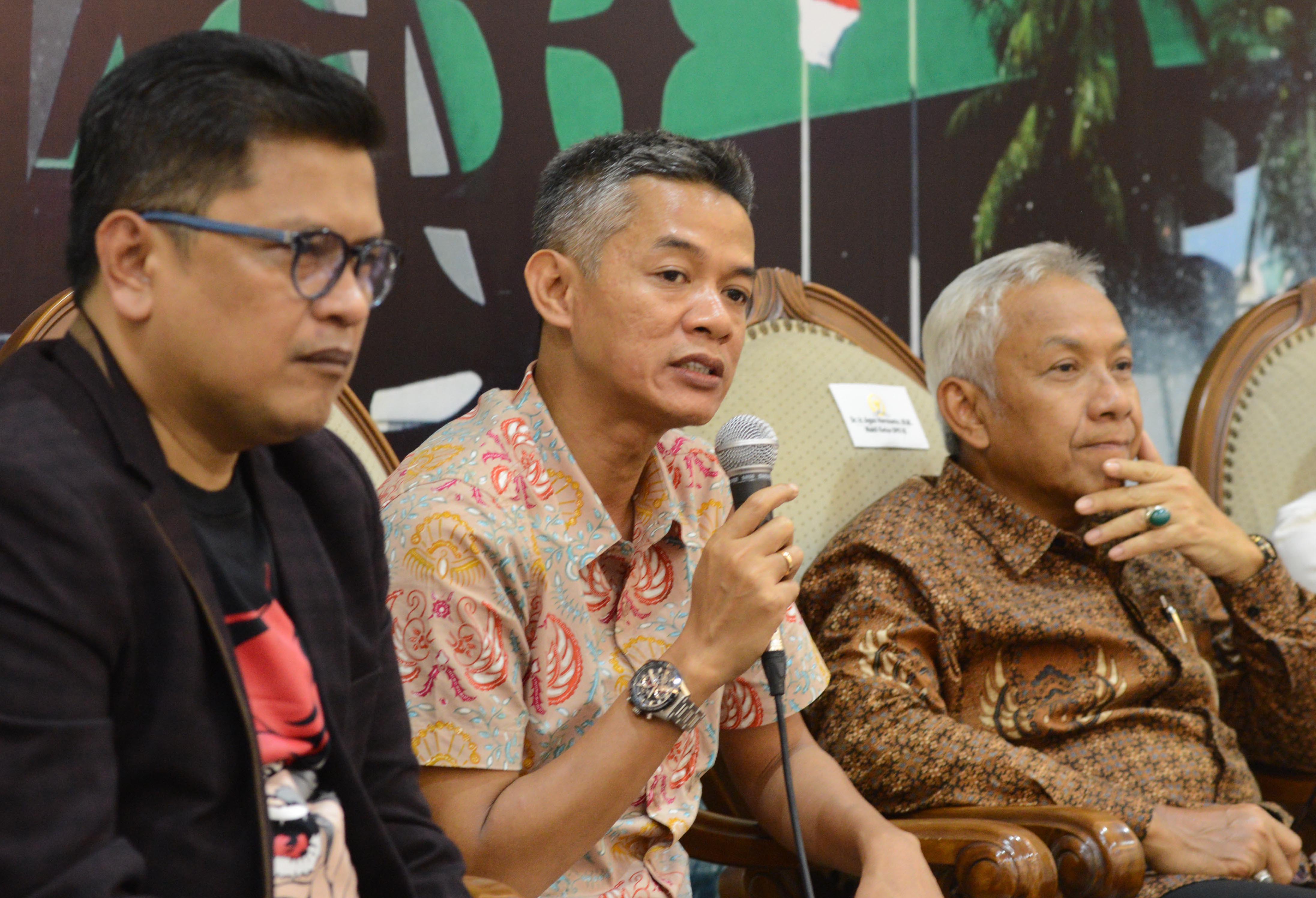 Komisioner KPU Wahyu Setiawan (tengah), Wakil Ketua DPR Agus Hermanto (kanan) dan Syamsuddin Radjab dari jenggala Isntitute (kiri) menjadi pembicara dalam diskusi Pilkada Serentak dan Pemilu, Pemilih Berdaulat Negara Kuat di Komplek Parlemen, Senayan, Jaka