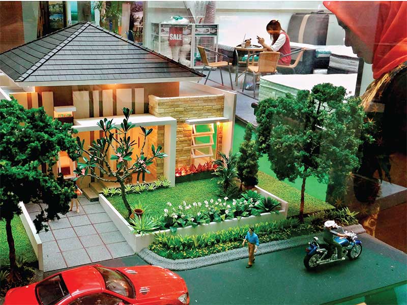PROPERTI: Pengunjung mengamati maket rumah pada pameran properti di Semarang, Jawa Tengah, beberapa waktu lalu.