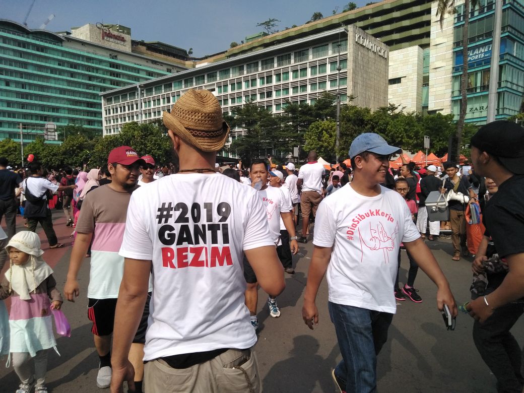 Car Free Day Minggu (29/4) diwarnai warga yang melakukan aksi politis, baik kaos #GantiPresiden2019 maupun aksi kaos #DiaSibukKerja. 