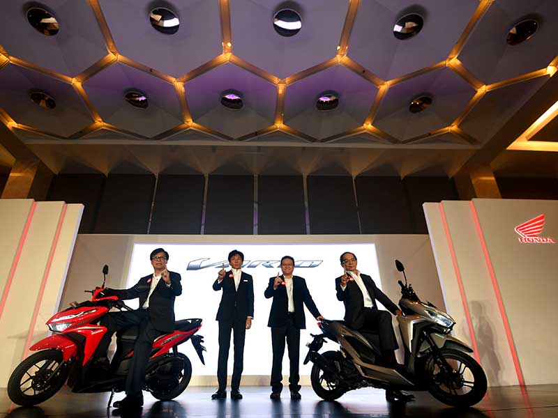 President Director PT Astra Honda Motor (AHM) Toshiyuki Inuma (kanan), Executive Vice President Johannes Loman (kiri) dan para Marketing Director Shigeto Kimura (kedua kiri) dan Thomas Wijaya memperkenalkan All New Honda Vario 150 dan All New Honda Vario 1